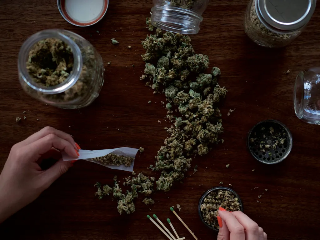 mesa de trabajo preparando marihuana ¿es tan peligrosa como dicen?
