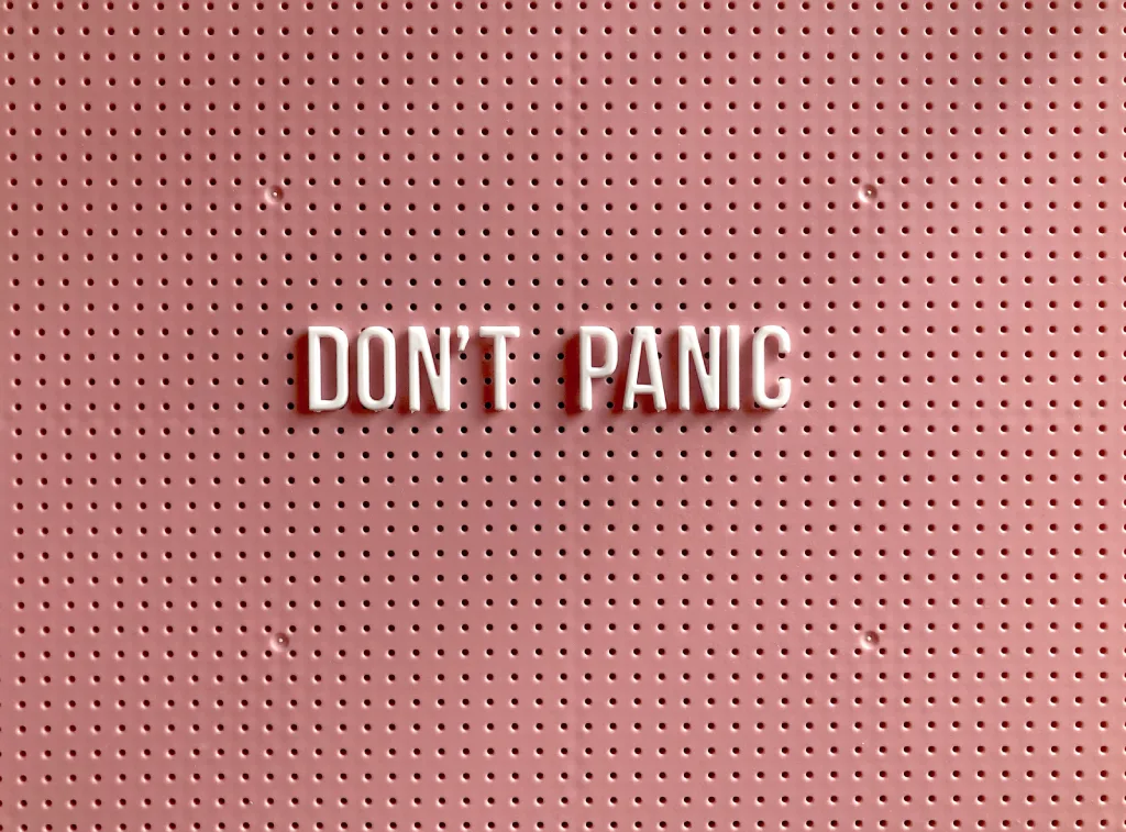 Marihuana y ansiedad: un cartel que indica "dont panic"
