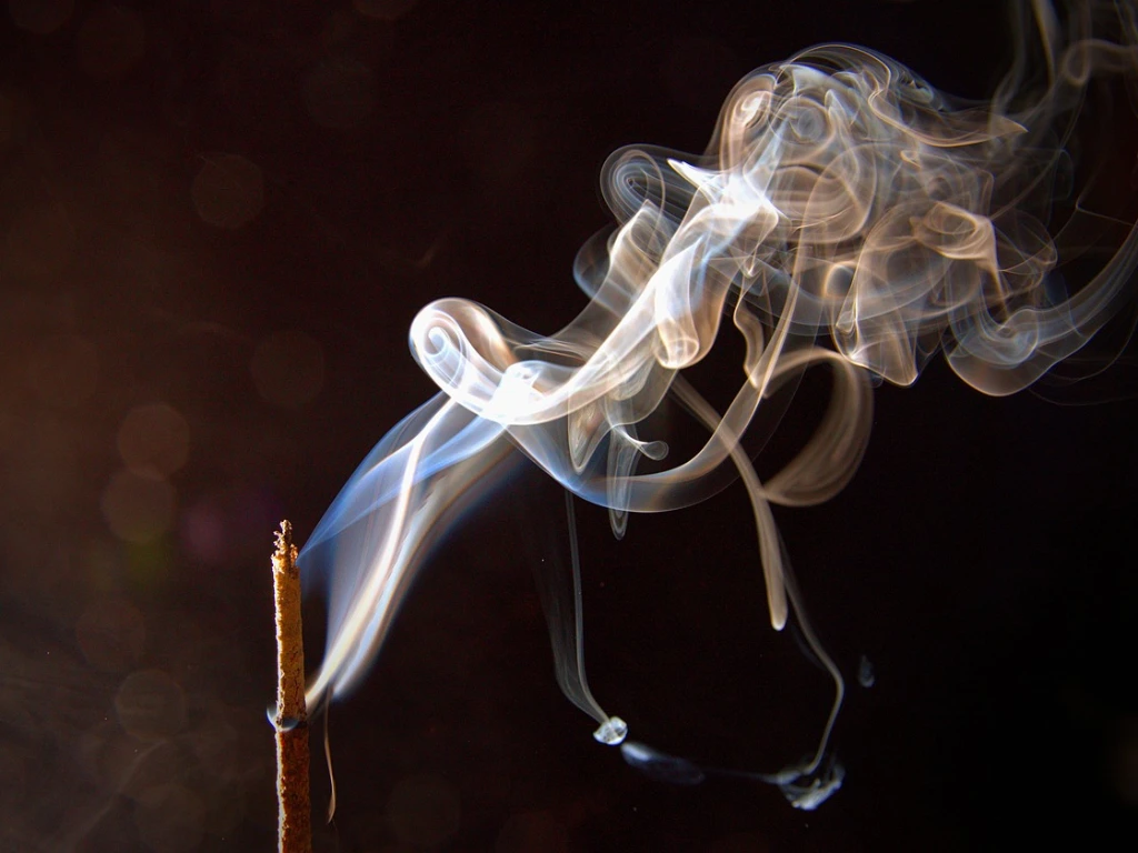 Incienso como uno de los 6 remedios para quitar el olor a marihuana