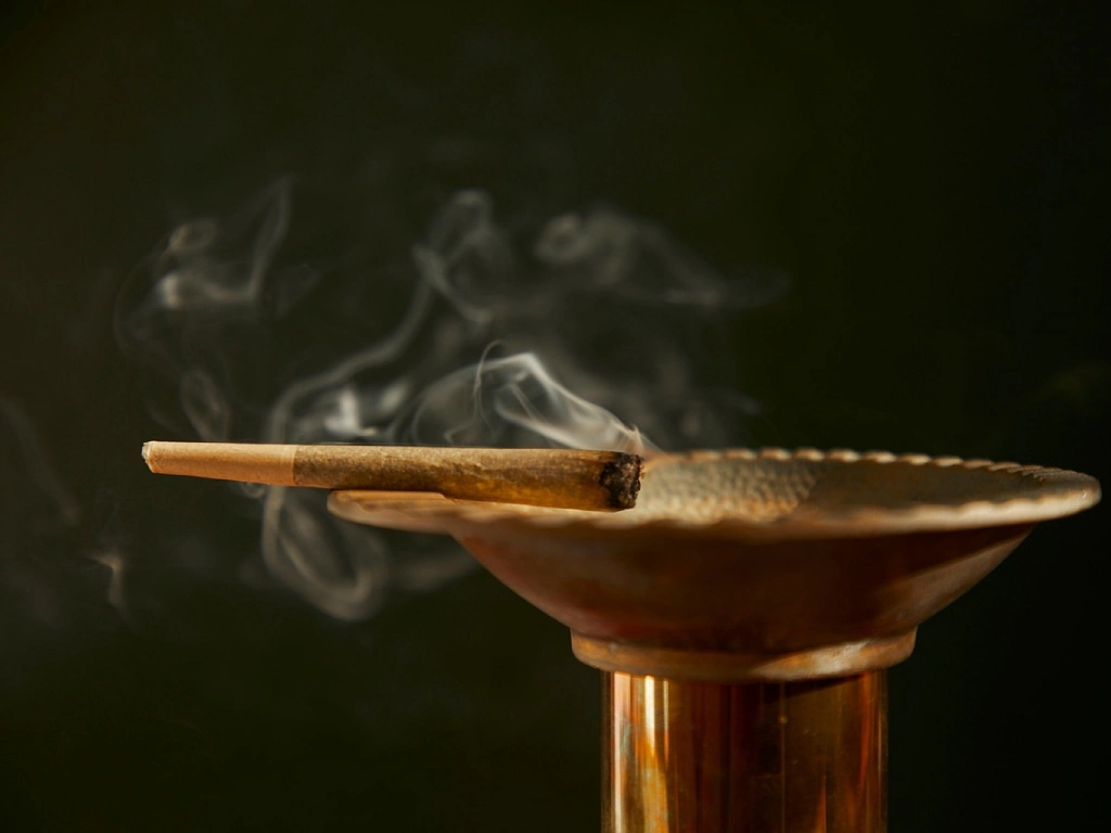 ejemplificando Cómo encender el canutillo para fumar marihuana