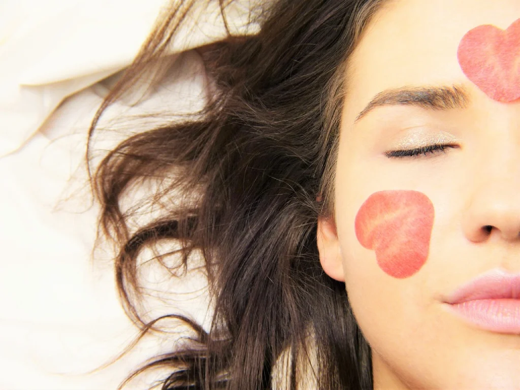 Tratamiento facial con marihuana ejemplificando una de las formas de consumir marihuana