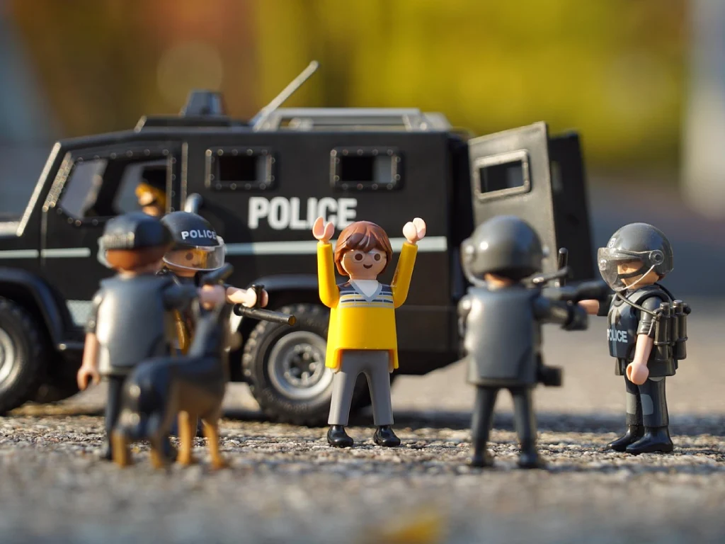 Figuras de bloques de construcción simulando un arresto por temas legales relacionados a la marihuana, ¿es legal fumarla en la calle?