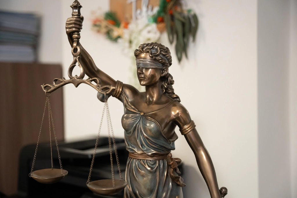 Símbolo de las leyes, sobre la legalización de la marihuana