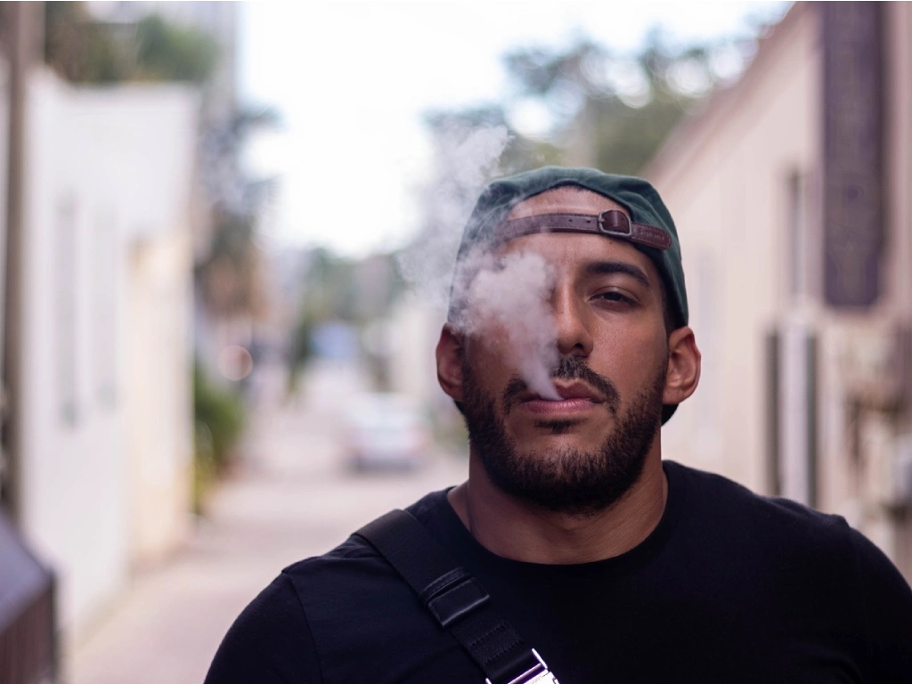 persona fumando, ejemplificando los tipos de consumidores de marihuana