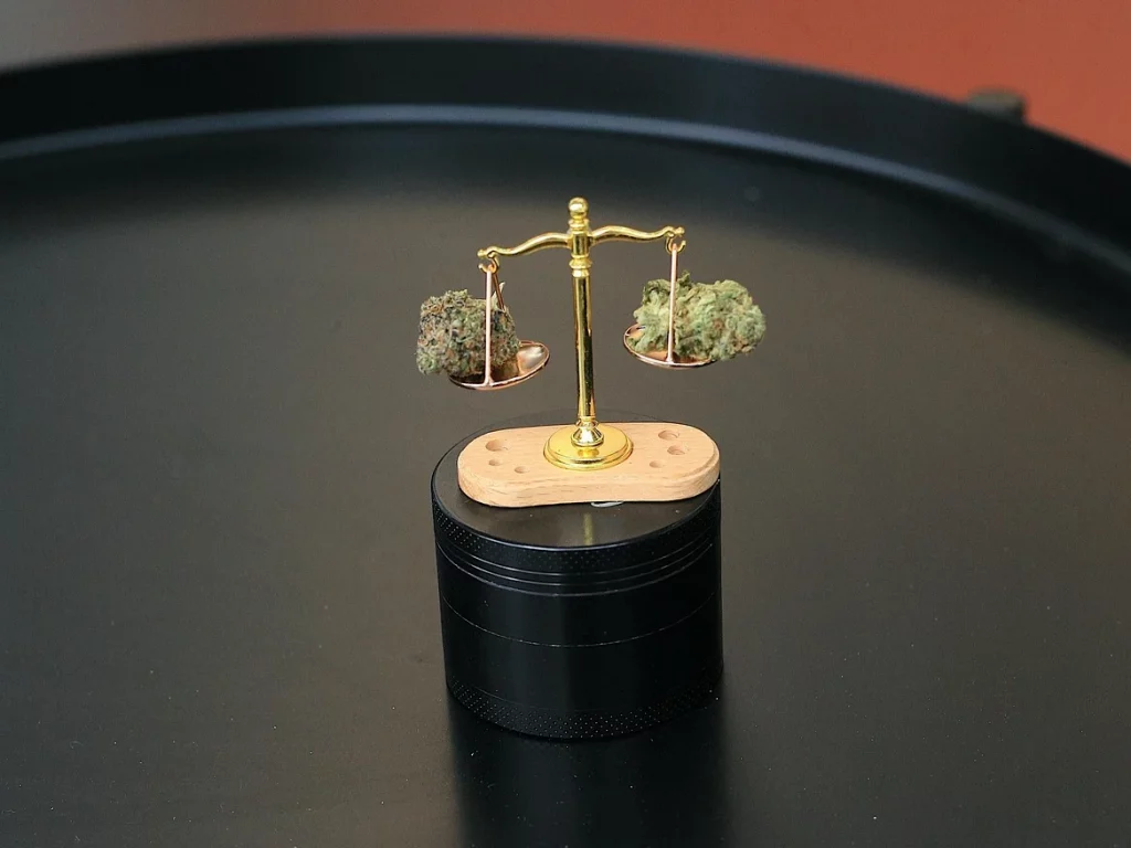 Balanza diferenciando tipos de hierba índica y sativa