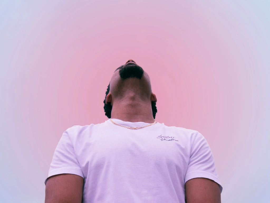 persona de color con fondo psicodélico alegórico a fumar con TDHA