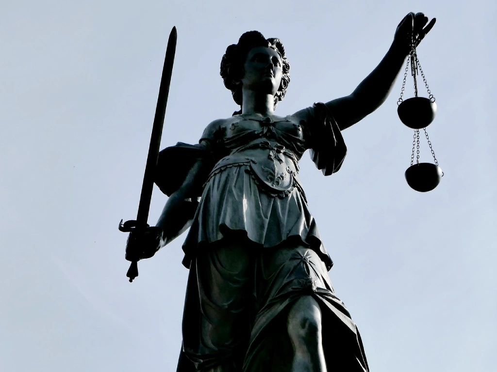 Estatua de la ley con espada y balanza, alegórico a si es legal la marihuana en España