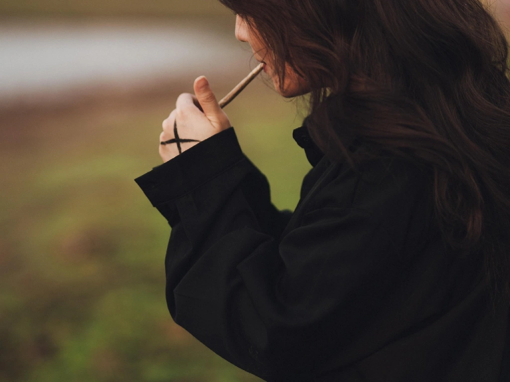 Mujer fumando, ilustrando los efectos del cannabis.