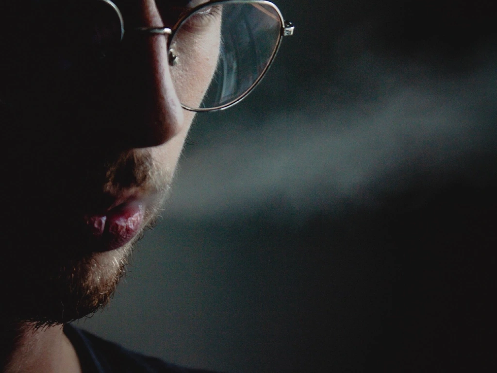 Persona fumando.